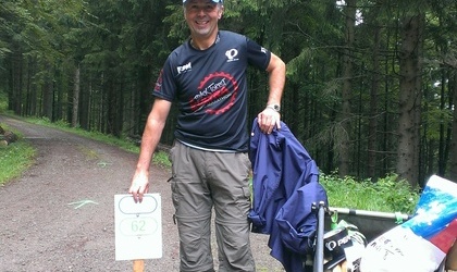 Klaus Zähringer mit seinem Leiterwagen beim Beschildern des ULTRA-Bike-Streckenabschnitts.